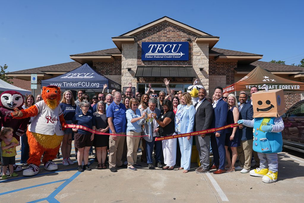 Group of people standing in front of the new TFCU branch.