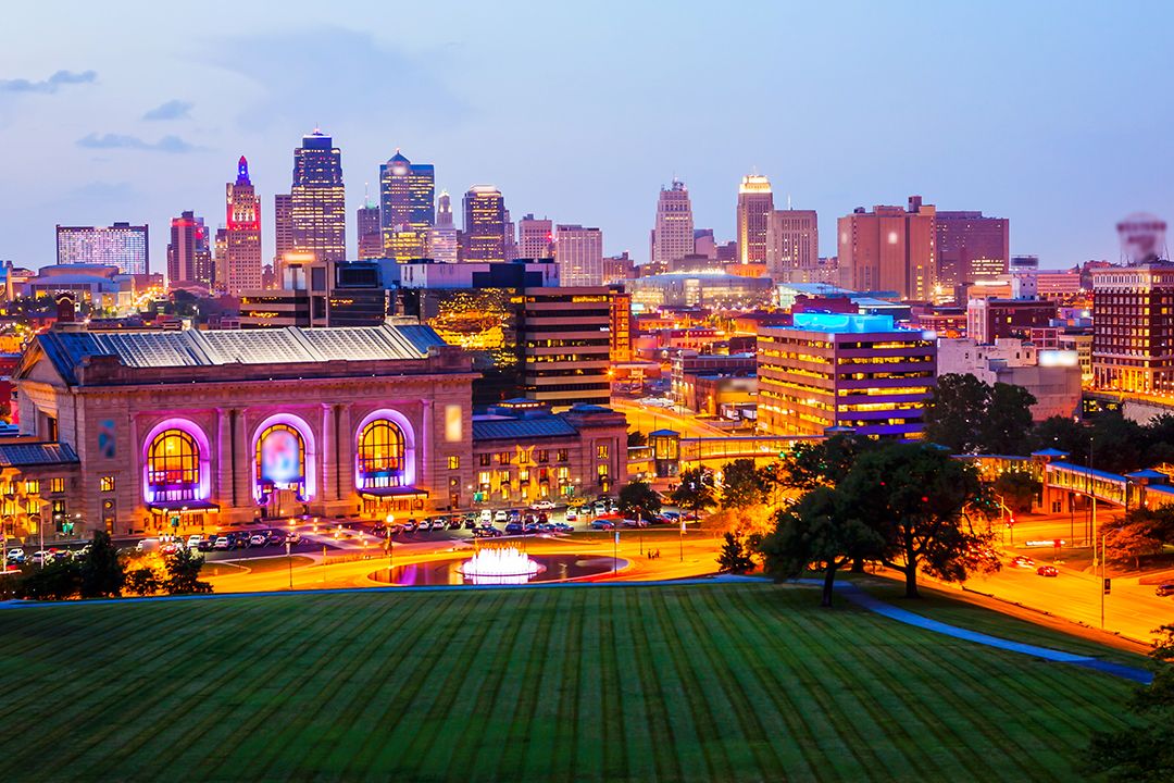 Kansas City, Missouri cityscape skyline as night falls over downtown